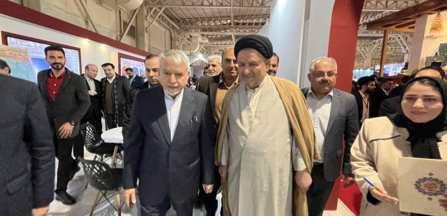 بازدیدوزیرمیراث فرهنگی ازغرفه استان در نمایشگاه گردشگری 