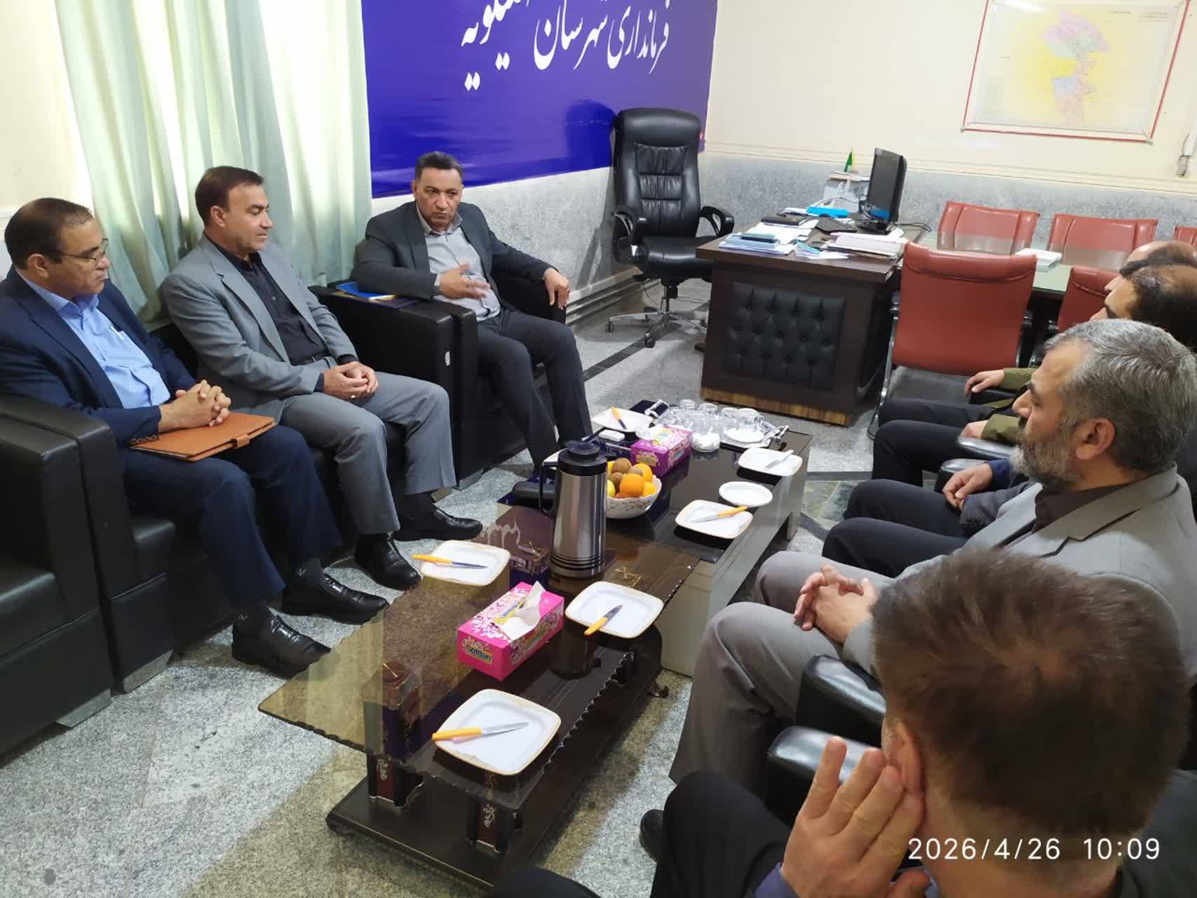 فرماندار کهگیلویه در دیدار مدیر کل کمیته امداد استان ضمن انتقاد از نحوه برخورد برخی بانک ها با مددجویان خواستار حمایت از محرومان و پاسخگویی مدیران به مردم شد 
