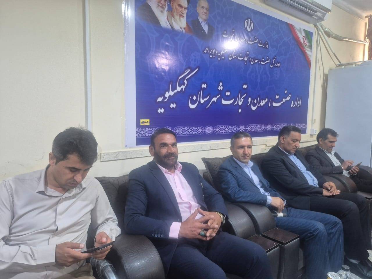 بازدید فرماندار کهگیلویه از اداره صنعت ، معدن و تجارت شهرستان به مناسبت روز صنعت و معدن  / تقدیر از مدیریت بازار در شرایط جنگی 