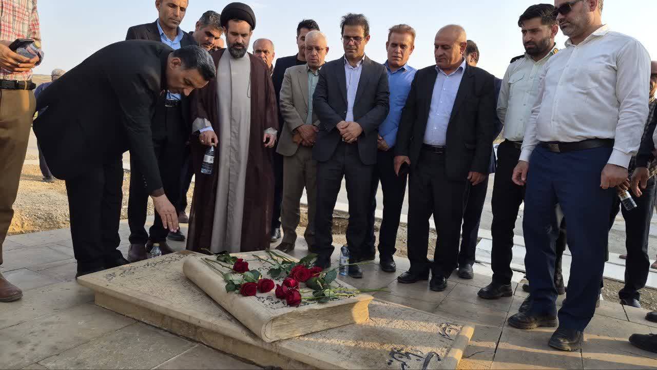 ادای احترام مدیران شهرستان کهگیلویه به هنرمند فقید زنده یاد حسین پناهی / ساماندهی و بهسازی آرامگاه این هنرمند فقید در اولویت اقدامات فرهنگی شهرستان 