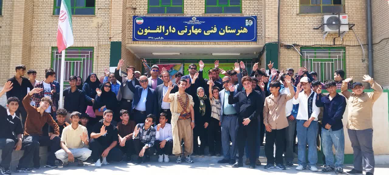 نیت خیر ، همت بلند ، آینده ای روشن ؛ طی آئینی باشکوه برگزار شد  ؛رونمایی از ۱۲میلیارد تومان امکانات و تجهیزات اهدایی خیریه مهرگیتی به هنرستان های دهدشت 