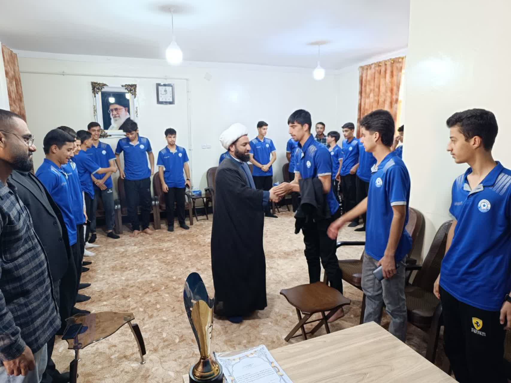 دیدار بازیکنان وعوامل تیم فوتبال نوجوانان قائم کهگیلویه با امام جمعه دهدشت